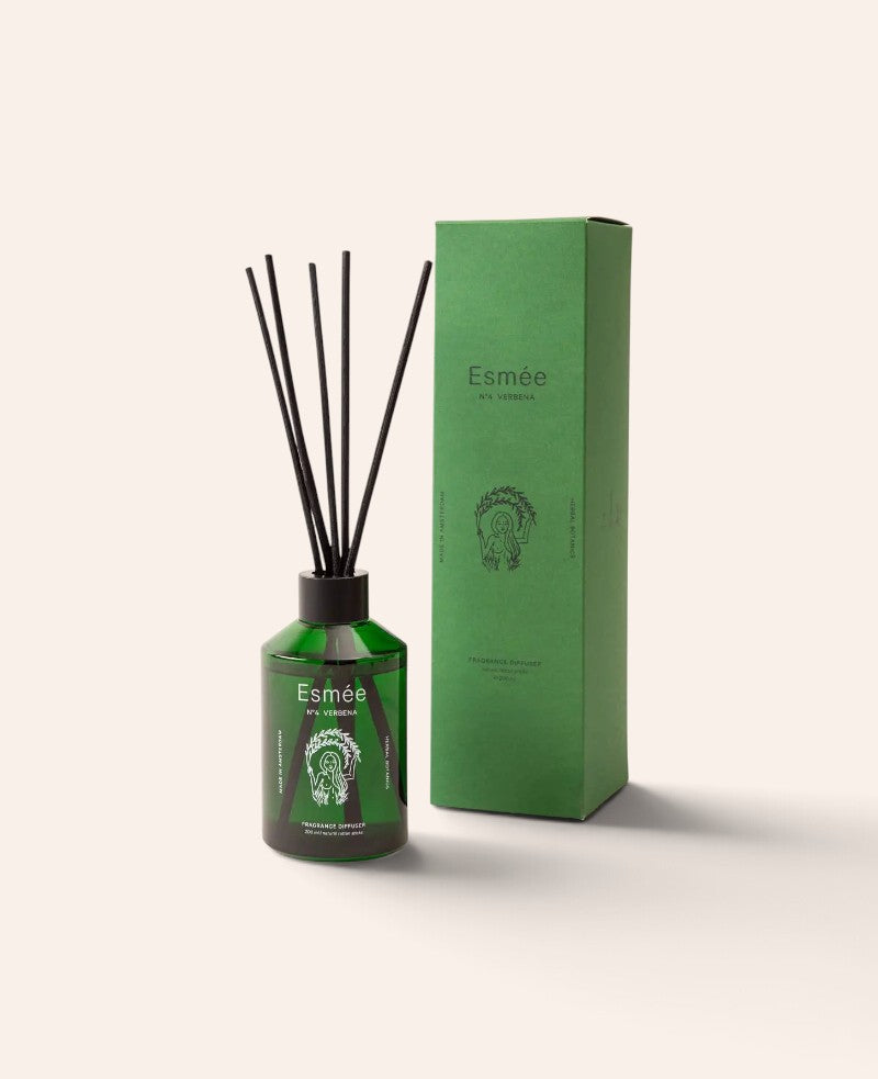 Esmée No 4 Verbena Duft-Diffusor in grüner Glasflasche mit schwarzen Rattan-Stäben und passender grüner Geschenkbox