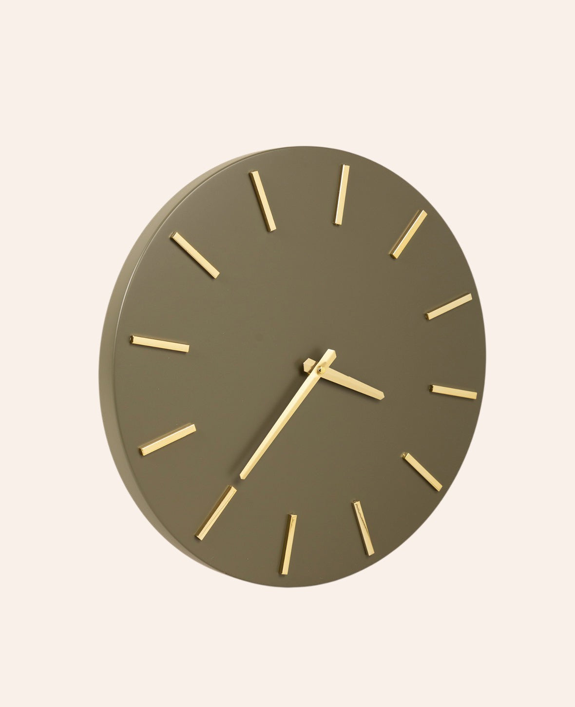 Esmée Wanduhr in Dunkelgrün mit eleganten goldfarbenen Zeigern aus Aluminium im modernen runden Design
