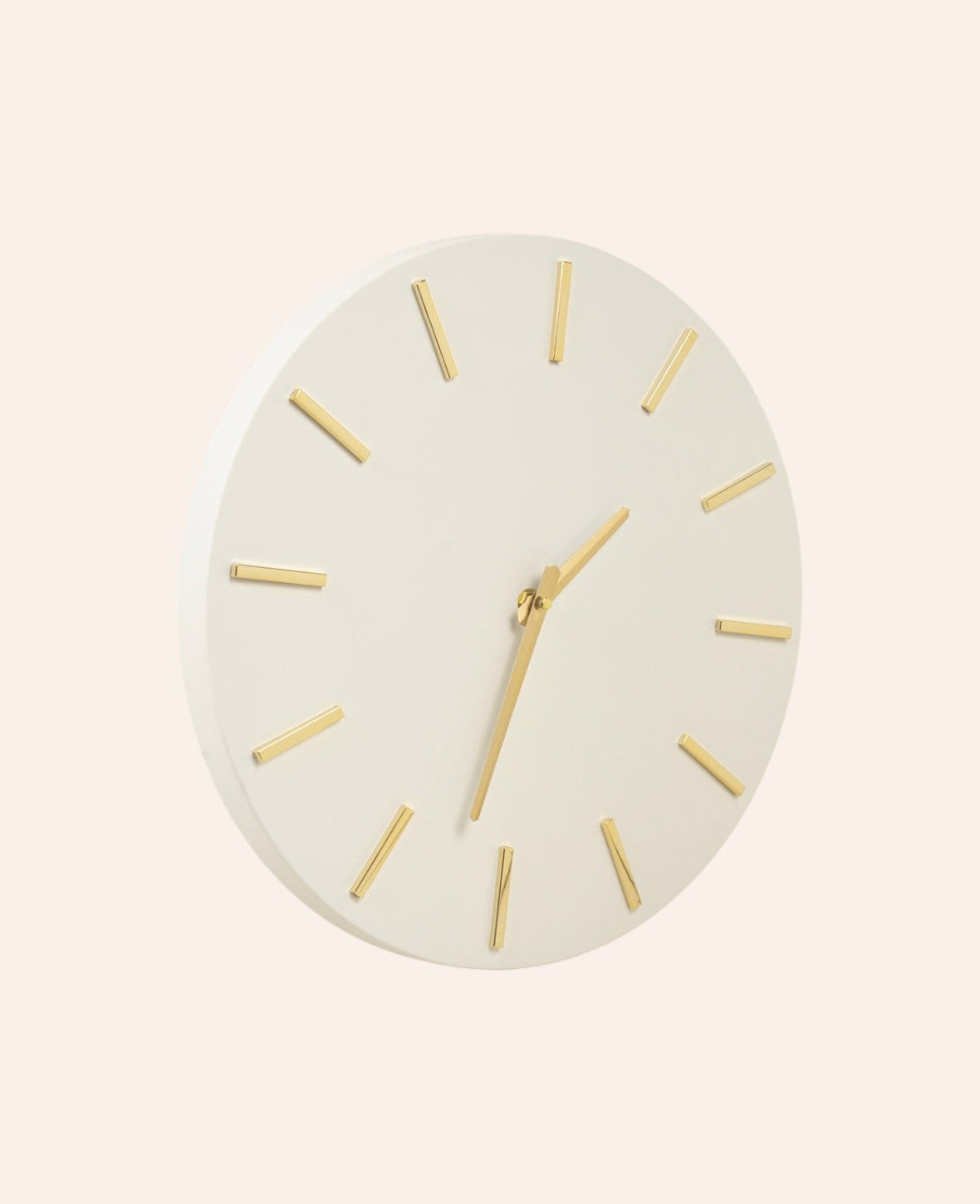 Esmée Wanduhr aus weissem Aluminium mit eleganten goldfarbenen Zeigern im modernen, runden Design