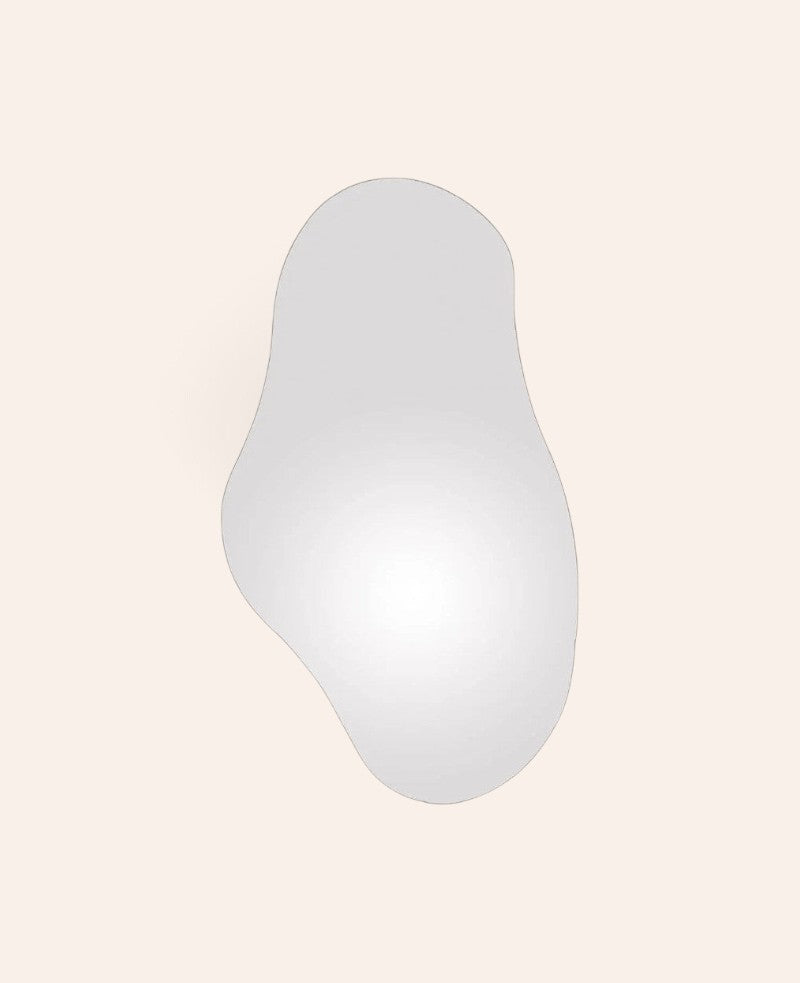 Esmée Wavy Spiegel mit organischer, rahmenloser Form aus robustem Glas für moderne Wanddekoration
