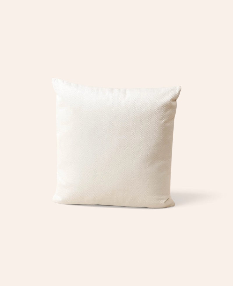 Esmée weisses Samt-Zierkissen 60x60 cm mit eingearbeitetem Zick-Zack-Muster und weichem Polyester-Bezug