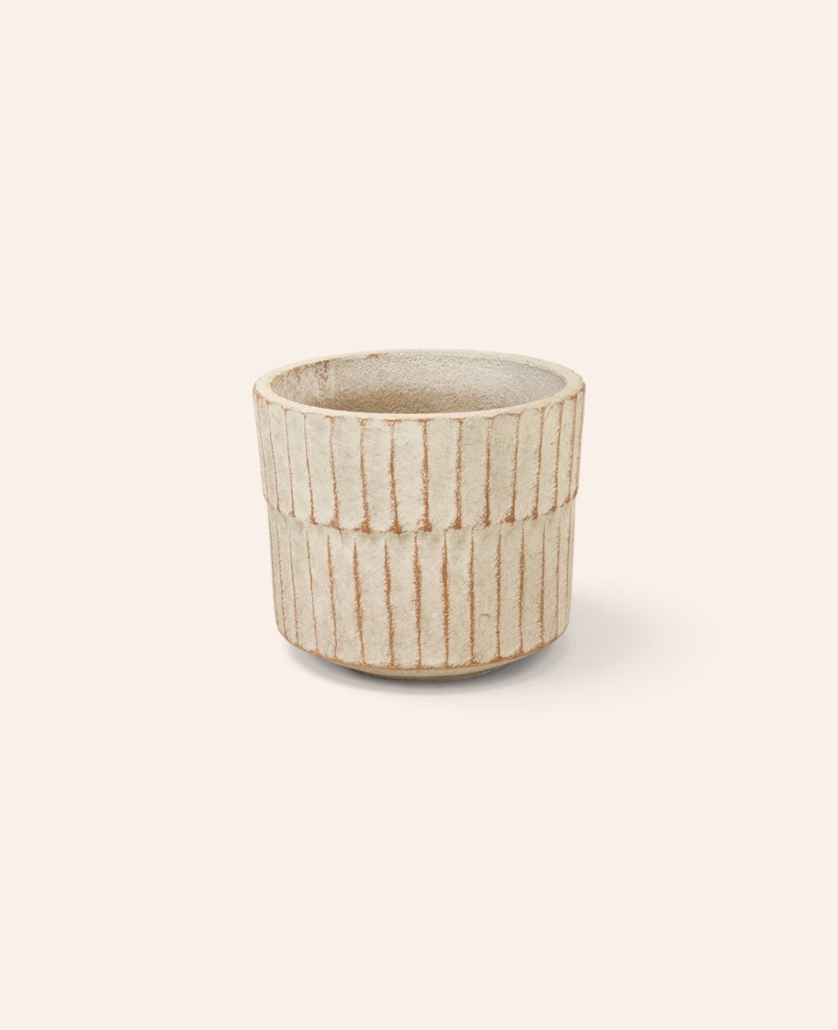 Esmée Blumentopf aus Zement in Off White mit vertikaler Struktur für mittelgrosse Zimmerpflanzen
