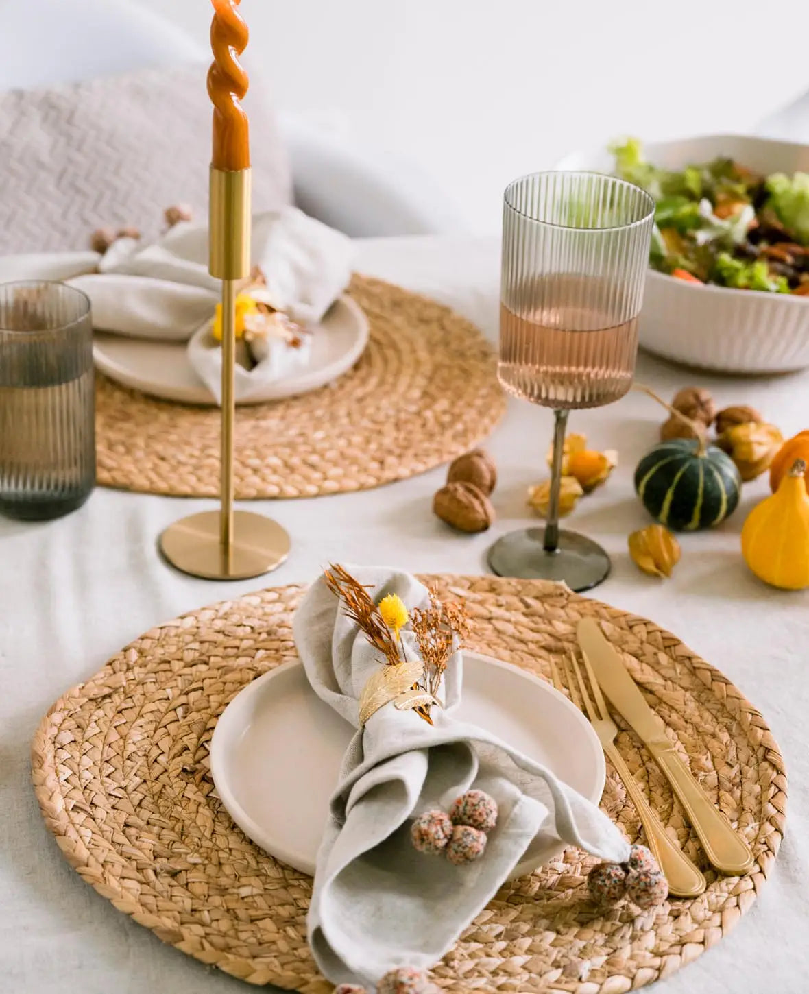 Gedeckter Herbsttisch mit Kürbissen