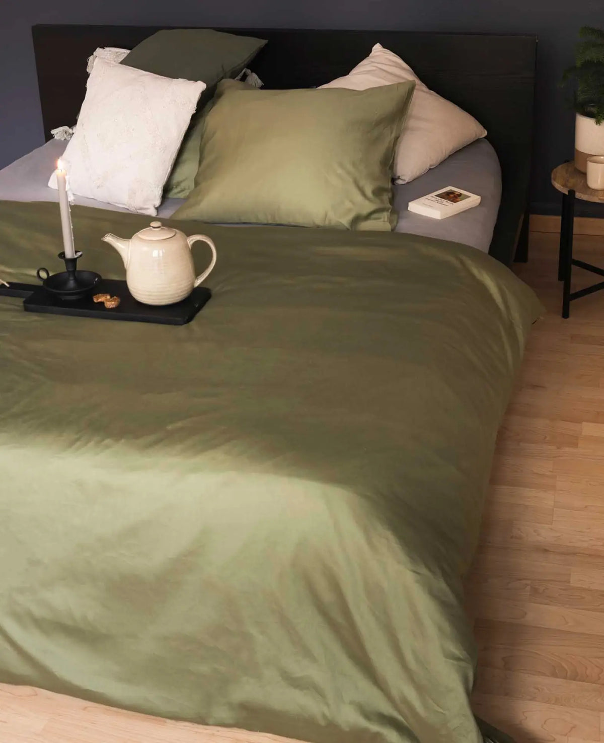 "Thia Olive" Bettbezug / Duvetbezug aus Olivgrünem Bio Baumwoll-Satin, 240 x 240 cm