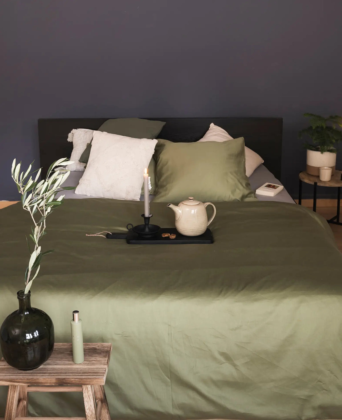 "Thia Olive" Bettbezug / Duvetbezug aus Olivgrünem Bio Baumwoll-Satin, 240 x 240 cm