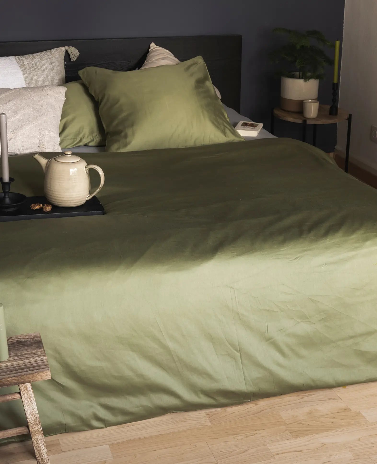 "Thia Olive" Bettbezug / Duvetbezug aus Olivgrünem Bio Baumwoll-Satin, 240 x 240 cm