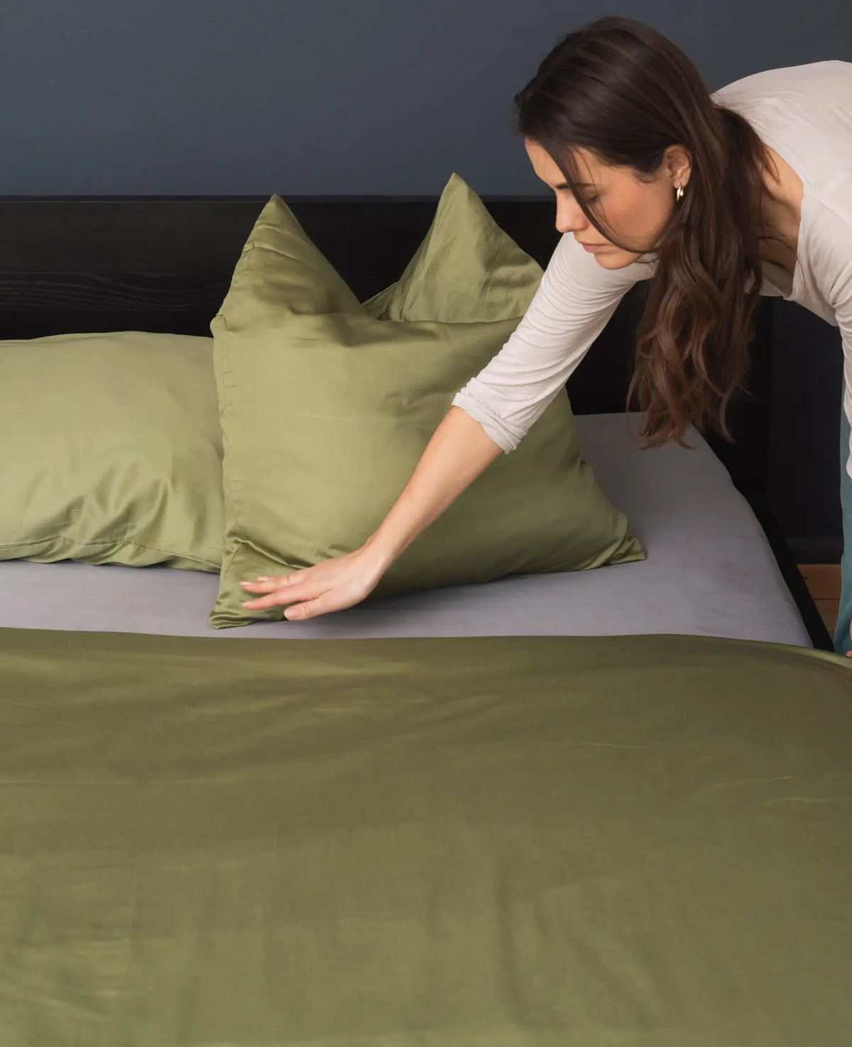"Thia Olive" Bettbezug / Duvetbezug aus Olivgrünem Bio Baumwoll-Satin, 240 x 240 cm