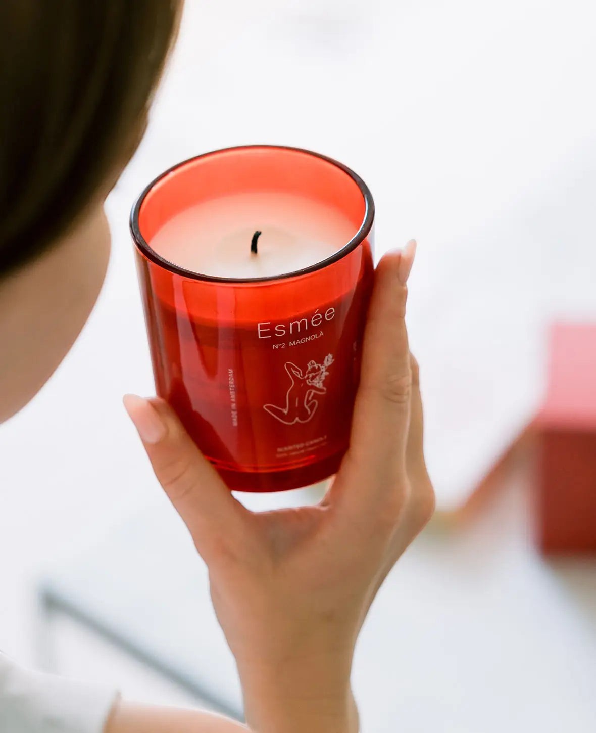Esmée Premium Scents - N°2 Magnolà, Duftkerze mit Duftnote "Soft Blossoms", 280 g, Rot