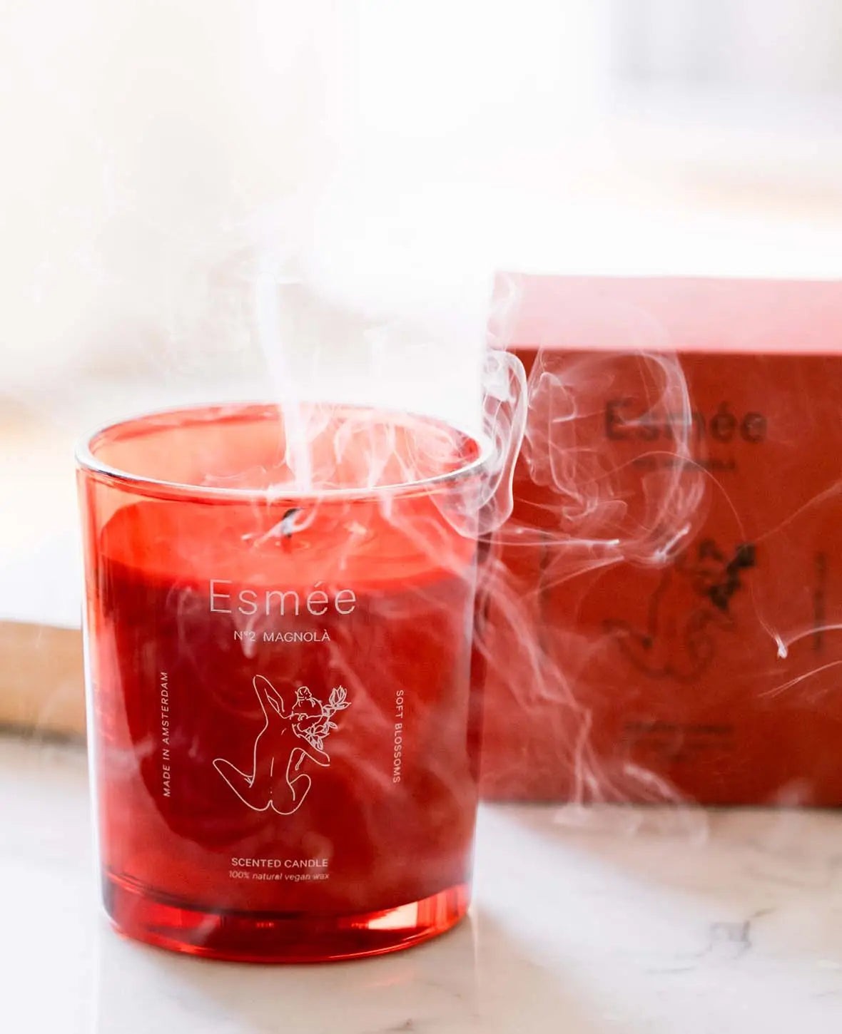 Esmée Premium Scents - N°2 Magnolà, Duftkerze mit Duftnote "Soft Blossoms", 280 g, Rot