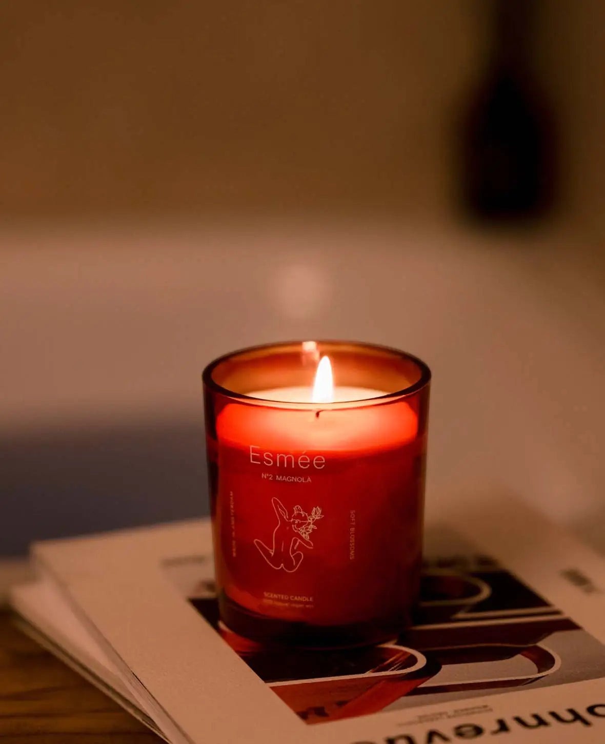 Esmée Premium Scents - N°2 Magnolà, Duftkerze mit Duftnote "Soft Blossoms", 280 g, Rot