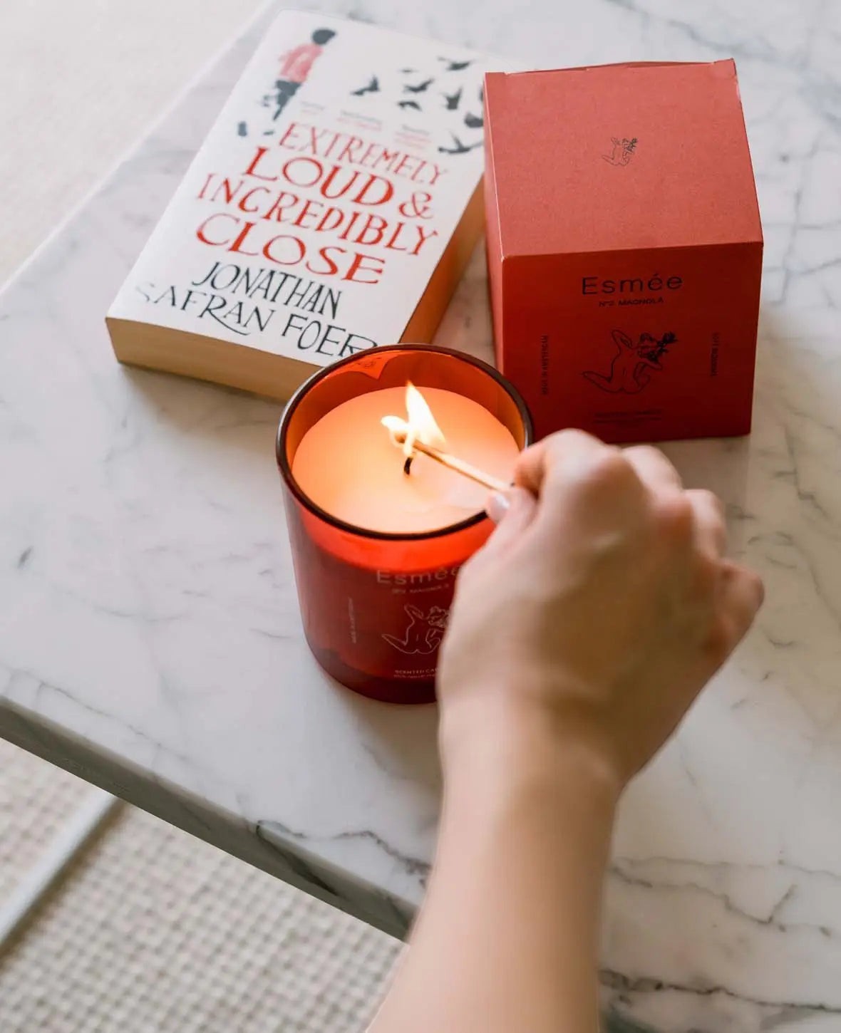 Esmée Premium Scents - N°2 Magnolà, Duftkerze mit Duftnote "Soft Blossoms", 280 g, Rot