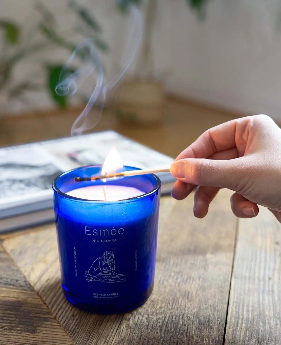 Esmée Premium Scents - N°5 Cedara, Duftkerze mit Duftnote "Mossy Woods", 280 g, Blau