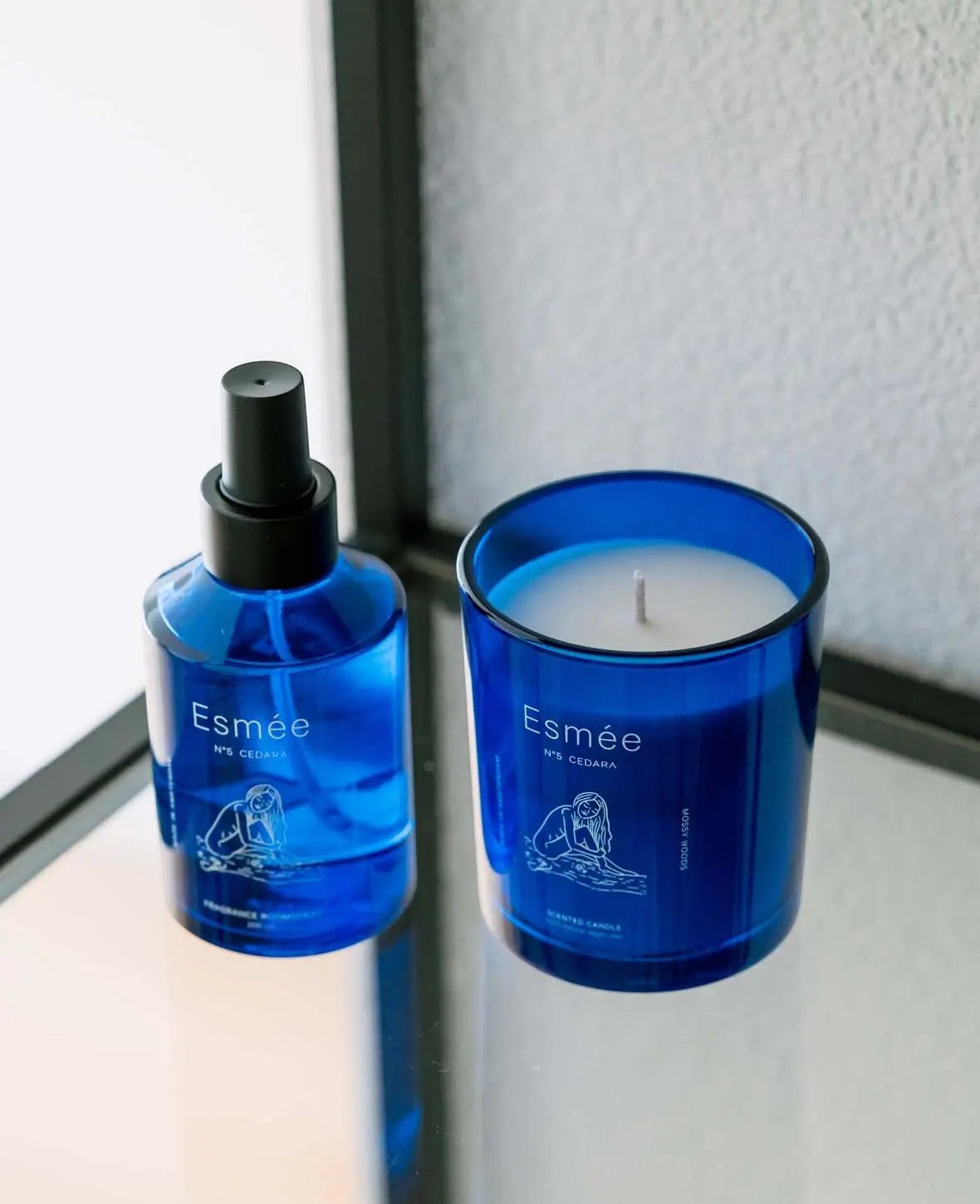 Esmée Premium Scents - N°5 Cedara, Duftkerze mit Duftnote "Mossy Woods", 280 g, Blau