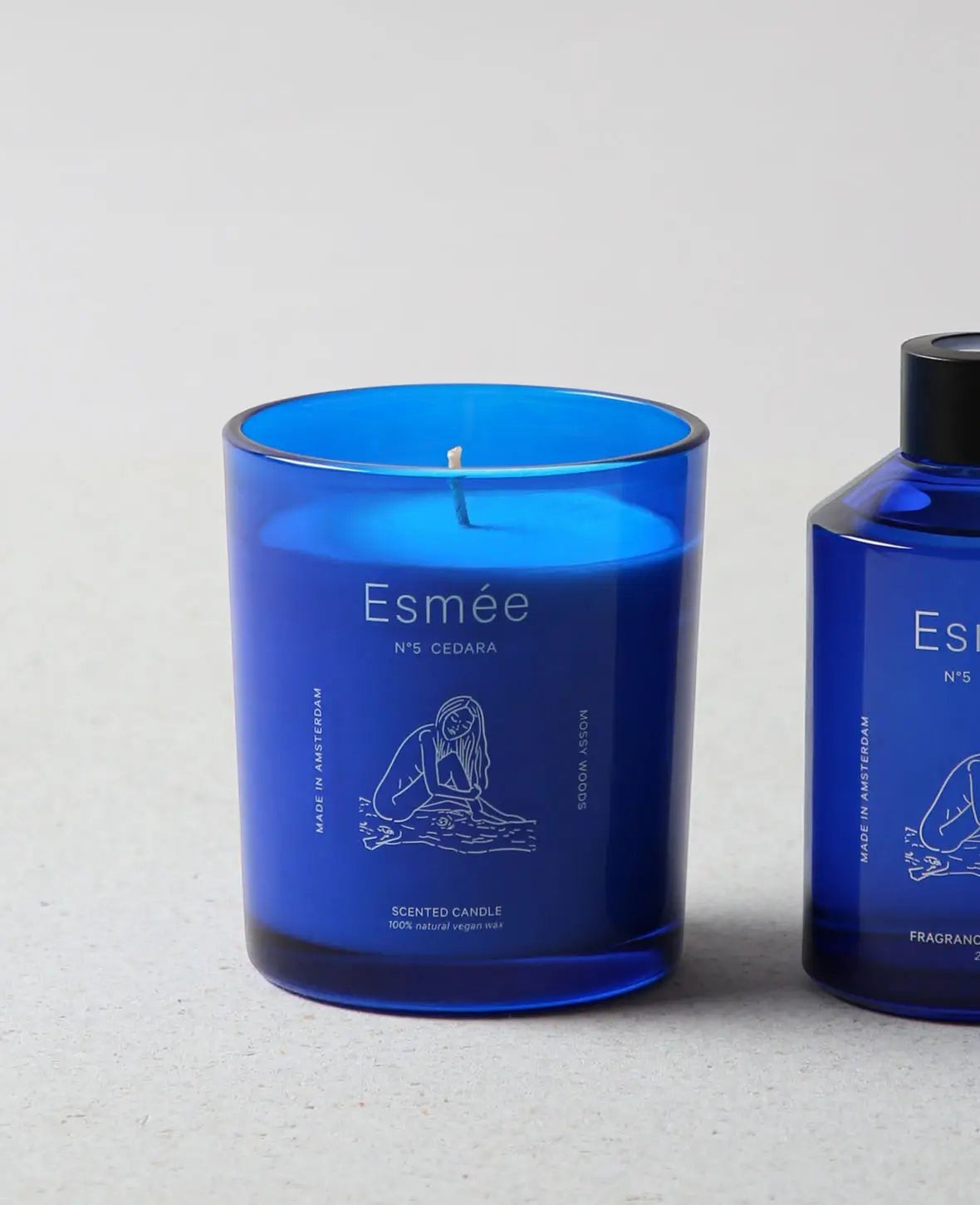 Esmée Premium Scents - N°5 Cedara, Duftkerze mit Duftnote "Mossy Woods", 280 g, Blau