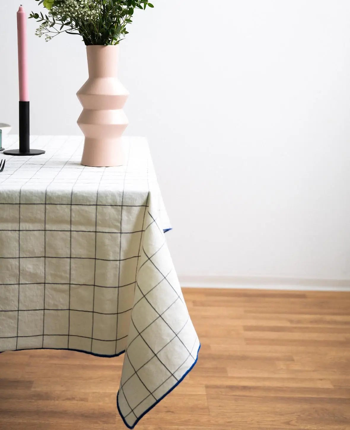 Tischdecke "Milou" aus weissem, kariertem Baumwoll-Leinenmix mit blauem Rand, 150 x 240 cm