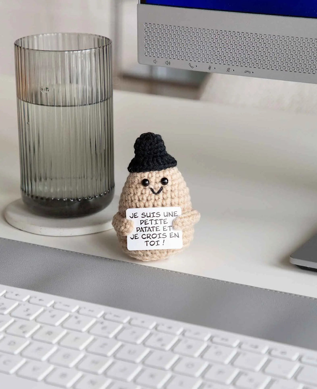 Positive Potato Français, Gehäkeltes Mini Plüschtier / Glücksbringer, Beige, ca. 9.5 x 5 cm