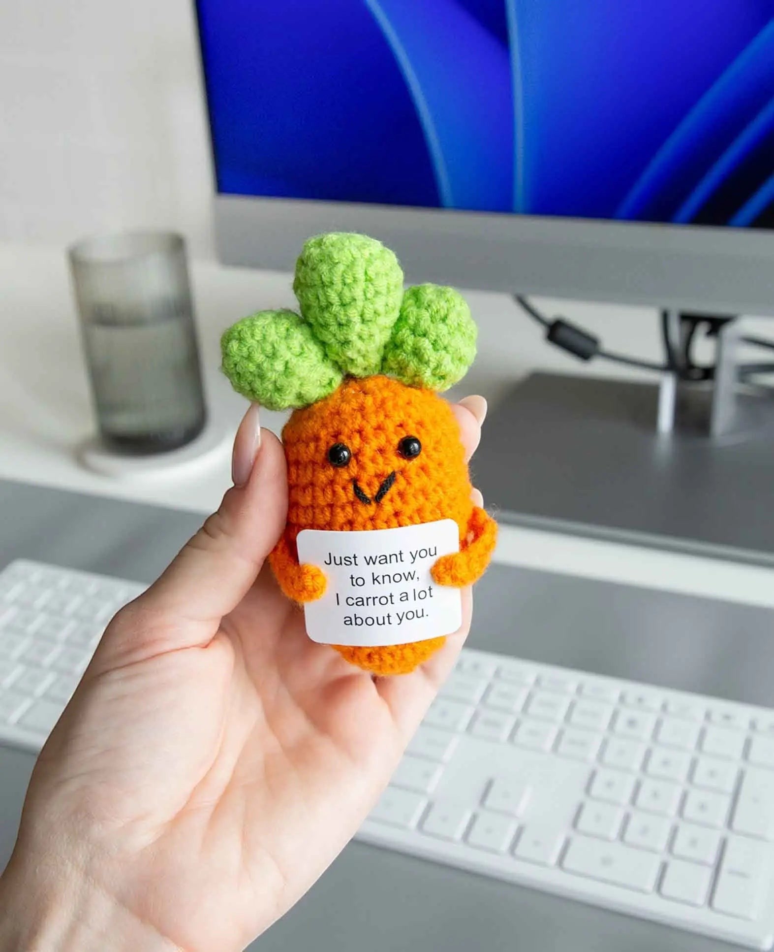 Positive Carrot, Gehäkeltes Mini Plüschtier / Glücksbringer, Orange, ca. 11.5 x 4.5 cm