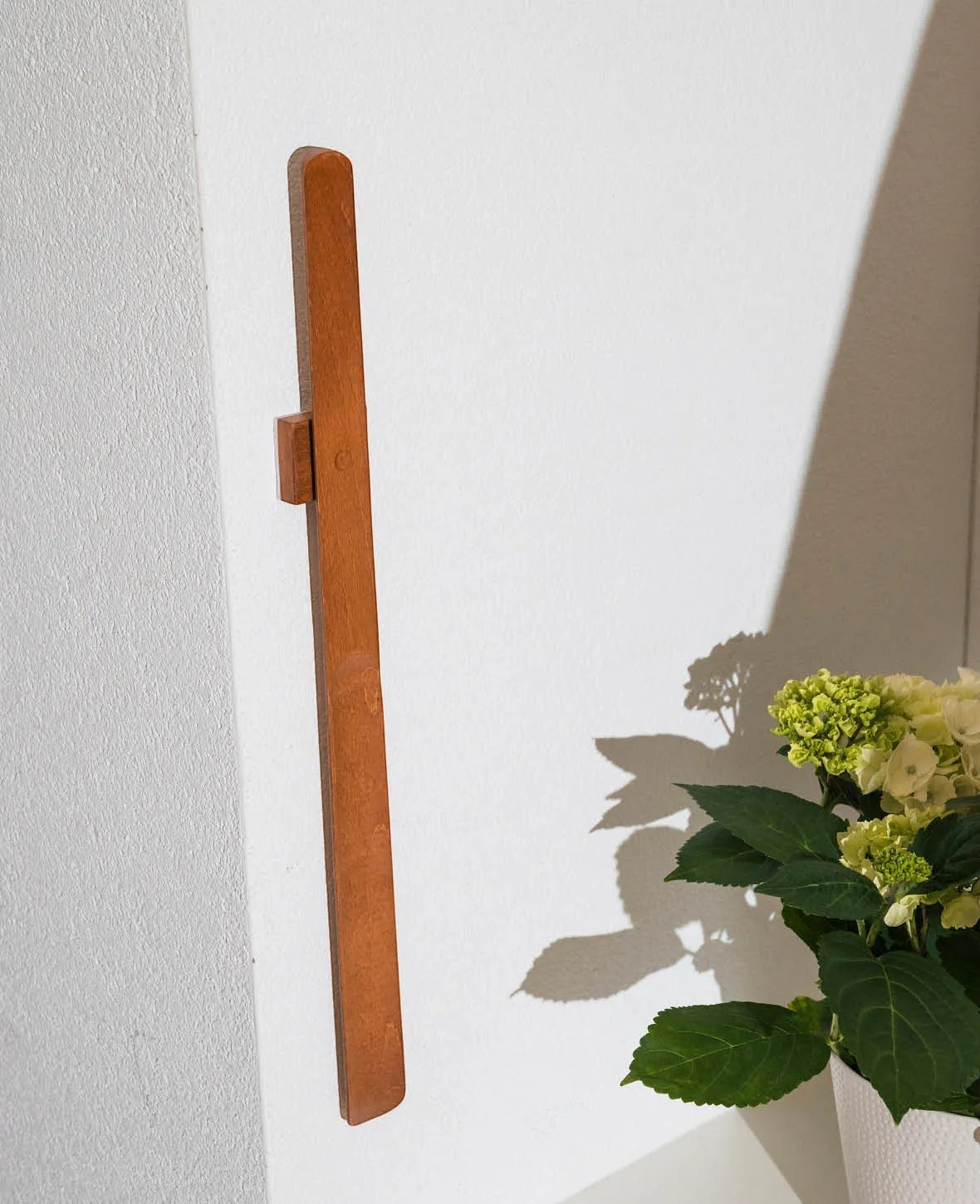 Magnetischer Schuhlöffel in Walnuss Optik, 55 cm