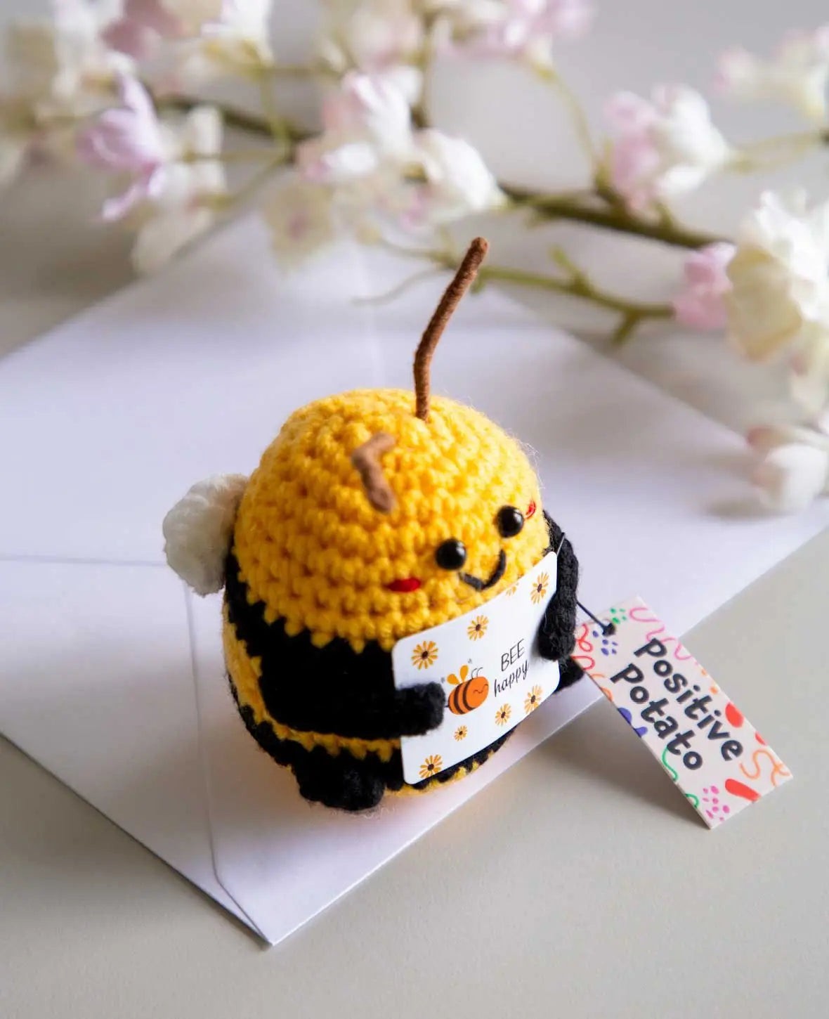 Positive Bee "Bee happy", Gehäkeltes Mini Plüschtier / Glücksbringer, Gelb, ca. 7.5 x 7.5 cm