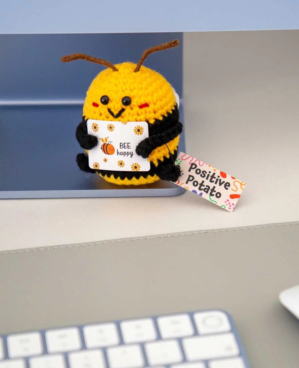 Positive Bee "Bee happy", Gehäkeltes Mini Plüschtier / Glücksbringer, Gelb, ca. 7.5 x 7.5 cm
