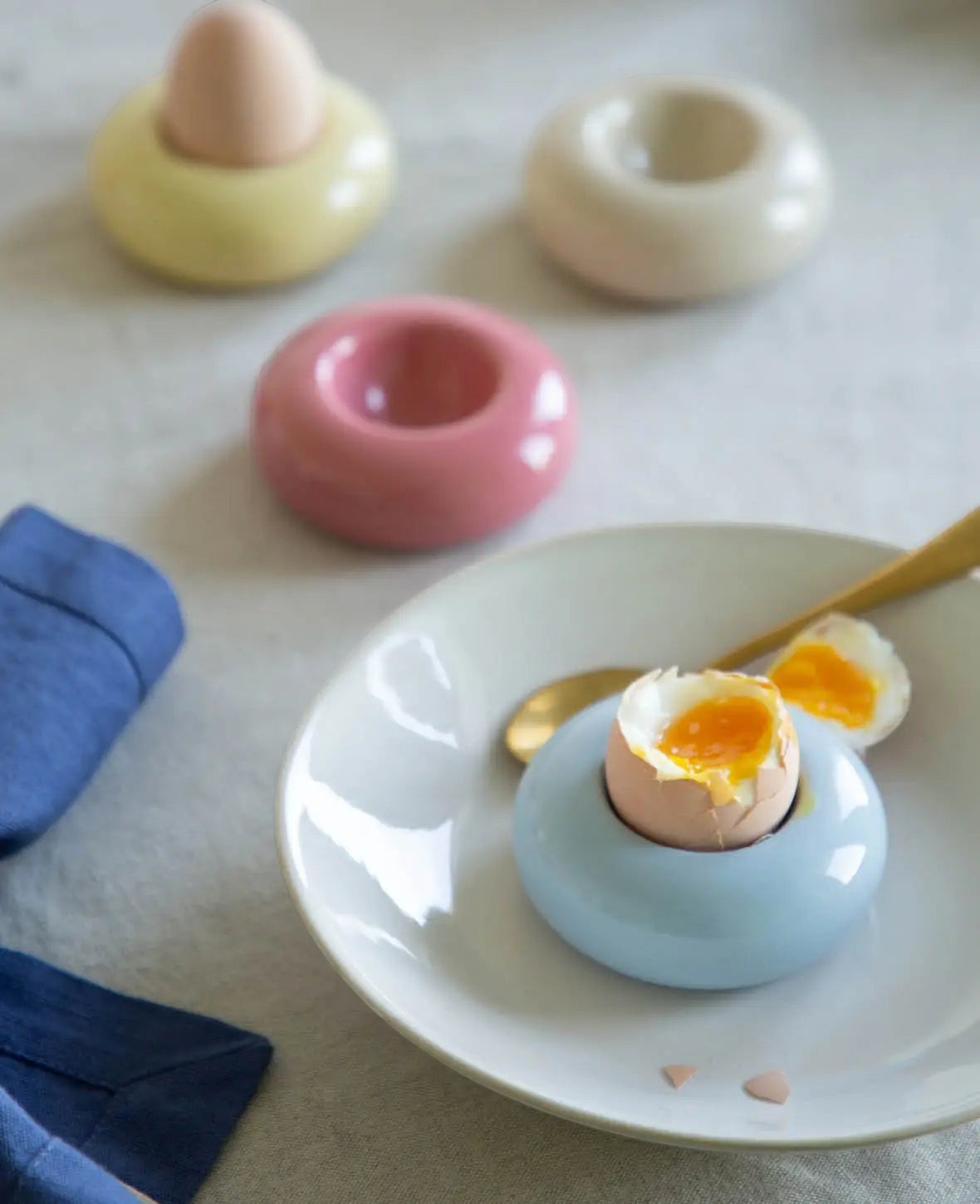 Eierbecher aus Steingut in Donut Form, Pastellfarben, 4 Stück