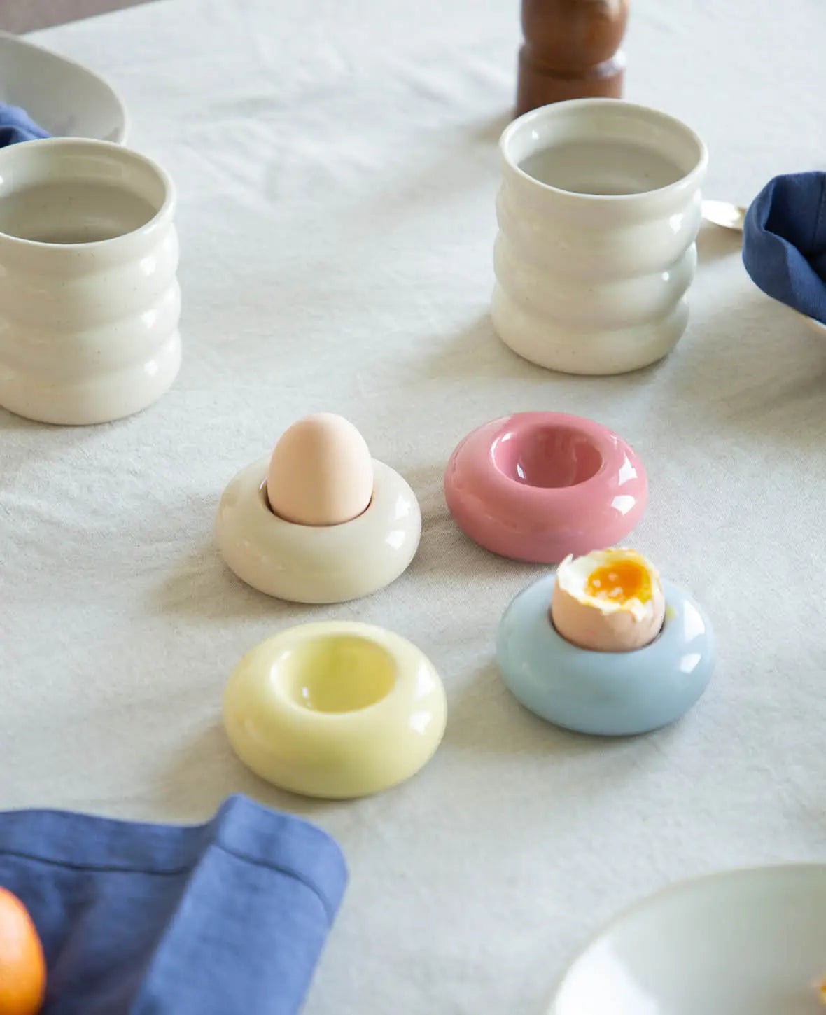 Eierbecher aus Steingut in Donut Form, Pastellfarben, 4 Stück