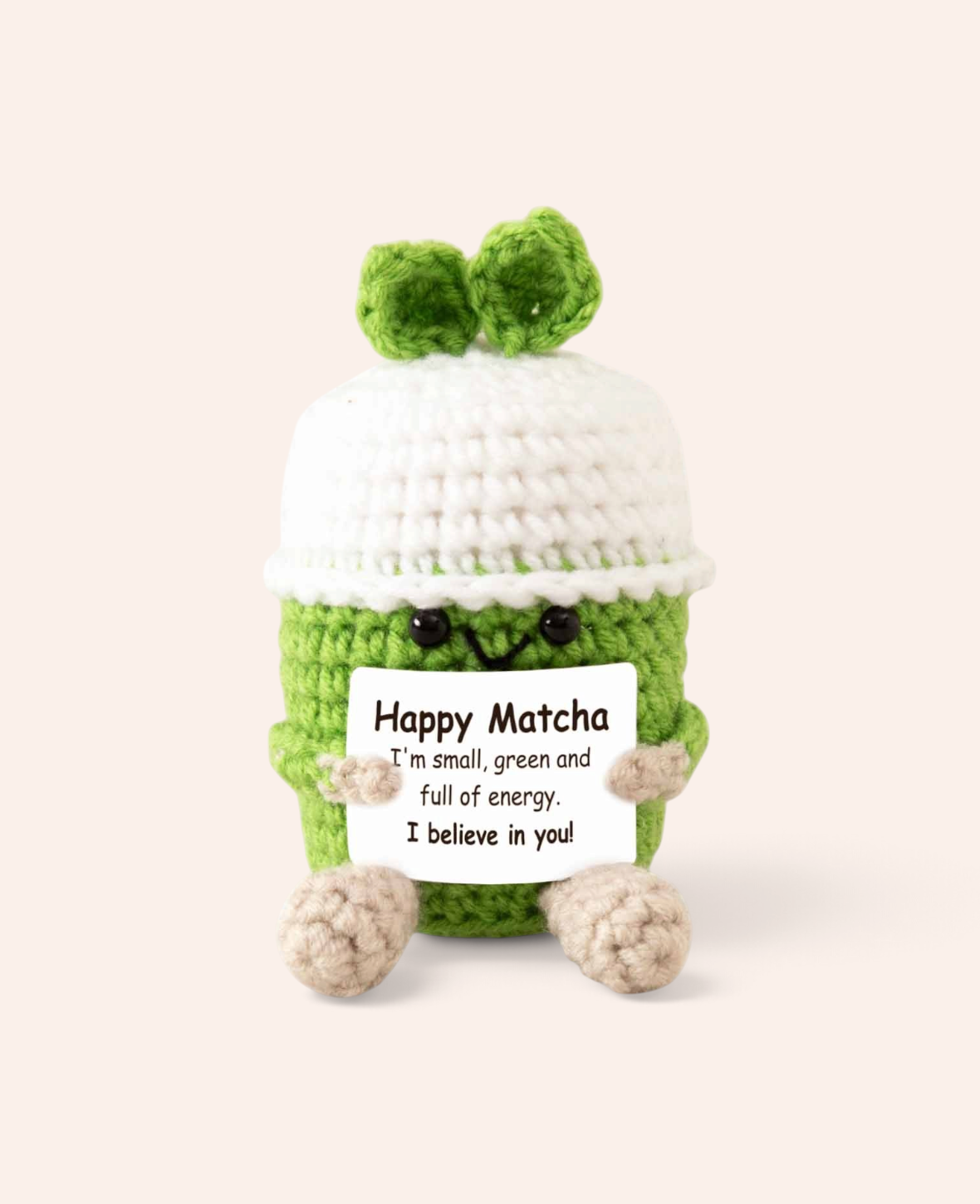 Esmée gehäkeltes Happy Matcha Plüschtier in Grün und Weiss mit Mutmacher-Botschaft als niedlicher Glücksbringer
