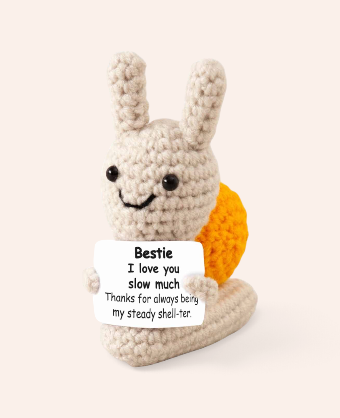 Esmée gehäkelte Mini-Schnecke in Beige und Orange mit Botschaftskarte als süßer Glücksbringer für den Schreibtisch
