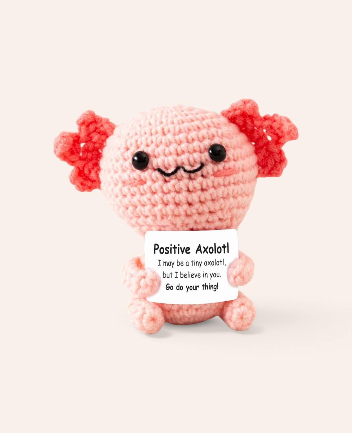 Esmée gehäkeltes rosa Axolotl Mini-Plüschtier als Glücksbringer mit motivierender Botschaft auf einem Schild