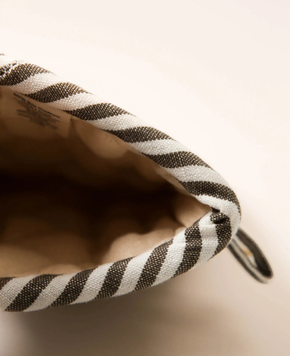 Ofenhandschuh "Louis" aus grau-weiss gestreiftem Baumwoll-Leinenmix, 17 cm x 17 cm