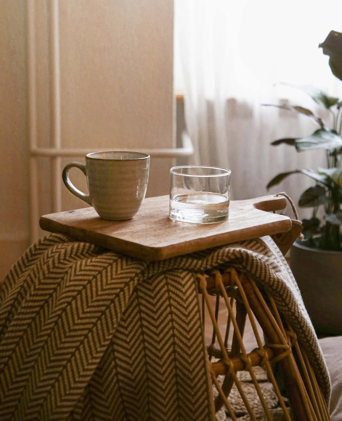 Beige Braune Boho Baumwolldecke mit eingearbeitetem Fischgrät Muster, 130 x 170 cm