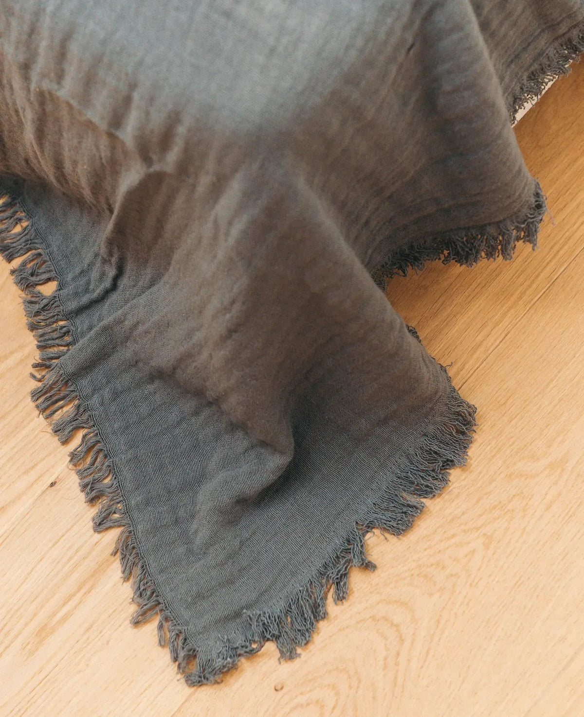 Tagesdecke aus dunkelgrauem Bio Baumwoll Musselin, 220 x 240 cm
