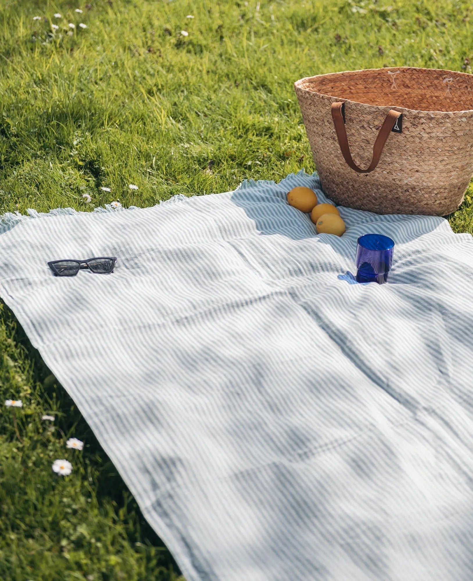 Hamamtuch / Strandtuch / Picknickdecke "Sol" aus blau-weiss gestreiftem Baumwoll-Leinenmix, 100 cm x 190 cm