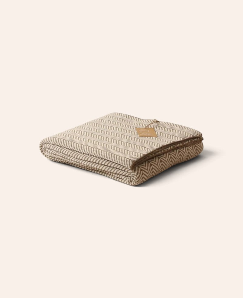Beige Braune Boho Baumwolldecke mit eingearbeitetem Fischgrät Muster, 130 x 170 cm