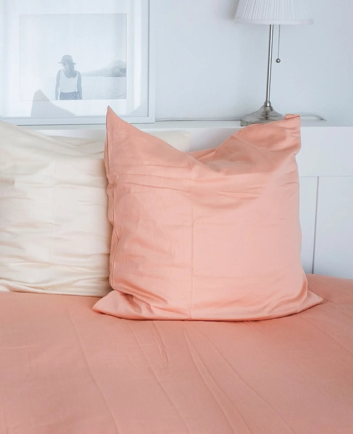 "Thia Soft Peach" Kissenbezug / Duvetbezug aus pfirsichfarbenem / Altrosa Bio Baumwoll-Satin, 65 x 65 cm