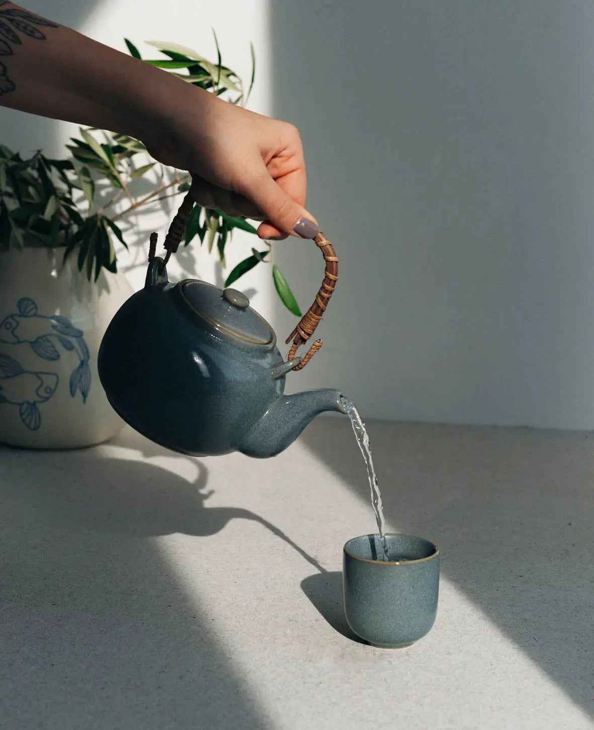 Blau-grau glasiertes, japanisches Keramik Teeset mit Krug und 4 Tassen "Kaori" 7 dl / 100 ml