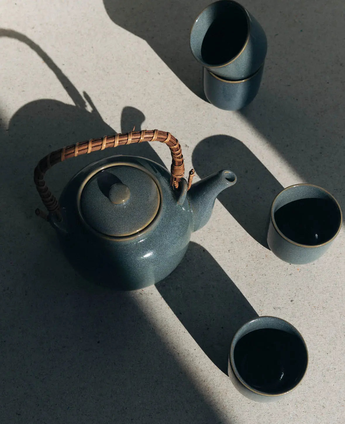 Blau-grau glasiertes, japanisches Keramik Teeset mit Krug und 4 Tassen "Kaori" 7 dl / 100 ml