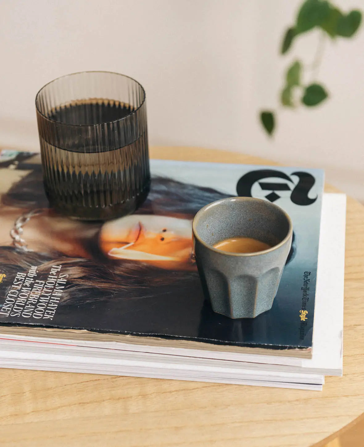 Handglasierte Tasse aus Steingut / Espressotasse in blau-grau, 90 ml, H 6.5 cm x Ø 6.5 cm