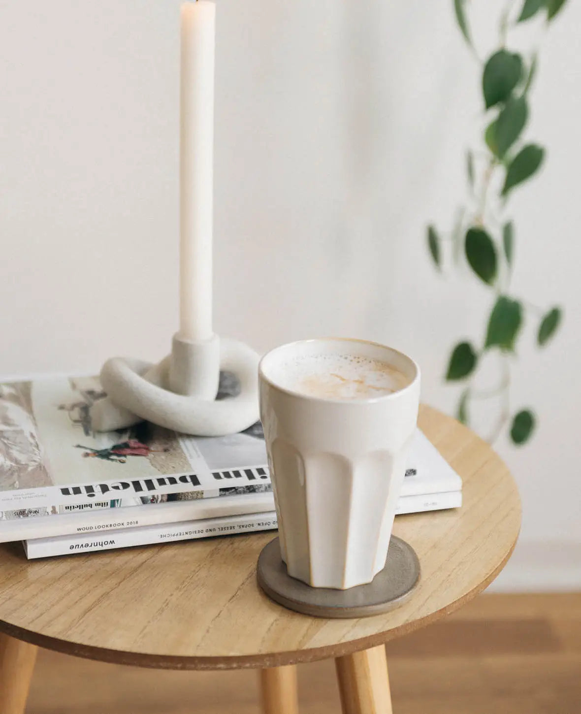 Handglasierte Tasse aus Steingut / Macchiatotasse in off-weiss, 330 ml, H 12.5 cm x Ø 9 cm