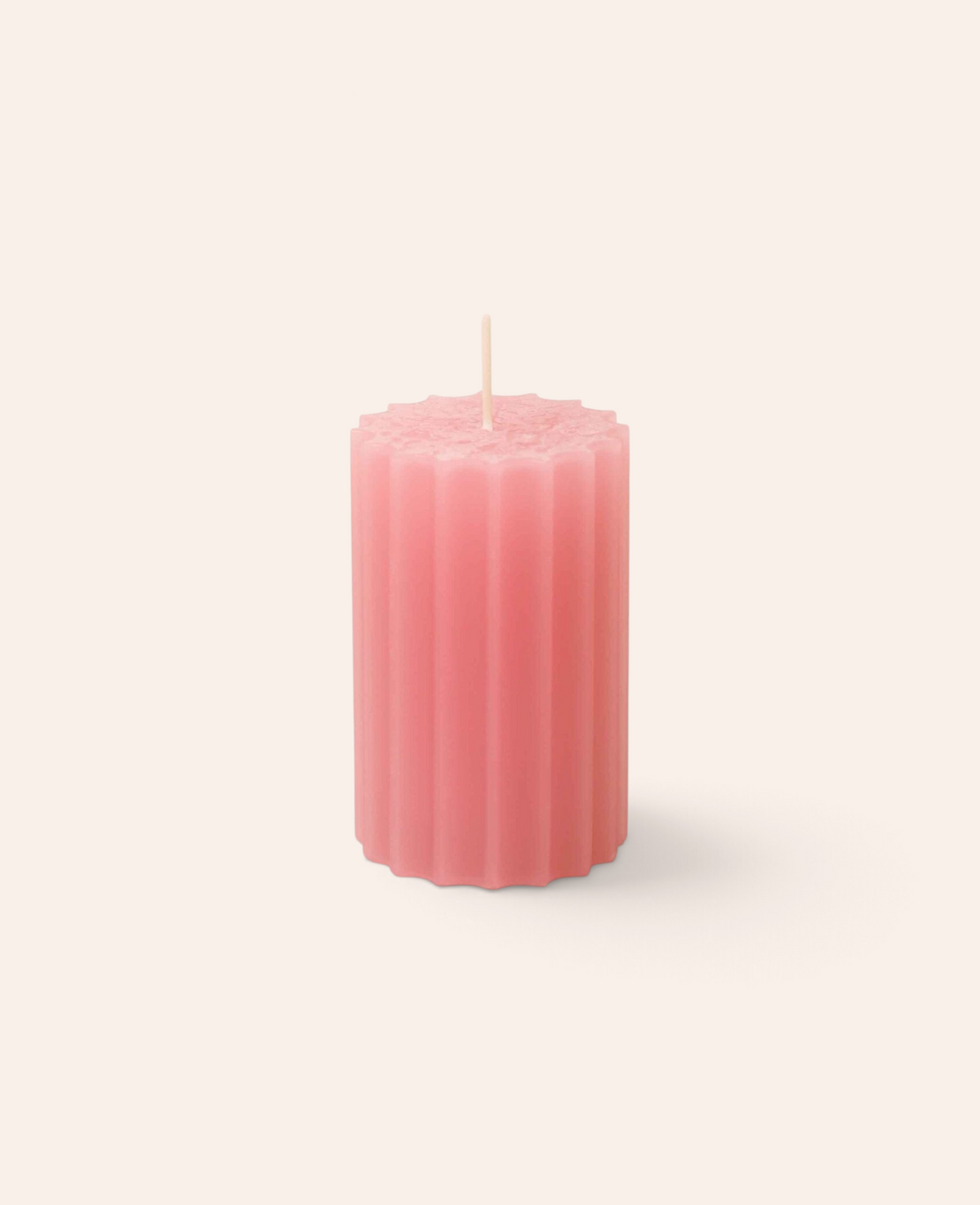 Esmée Rillkerze in Pink aus Paraffin mit gerillter Oberfläche, 7 x 11 cm Stumpenkerze für stimmungsvolle Dekoration