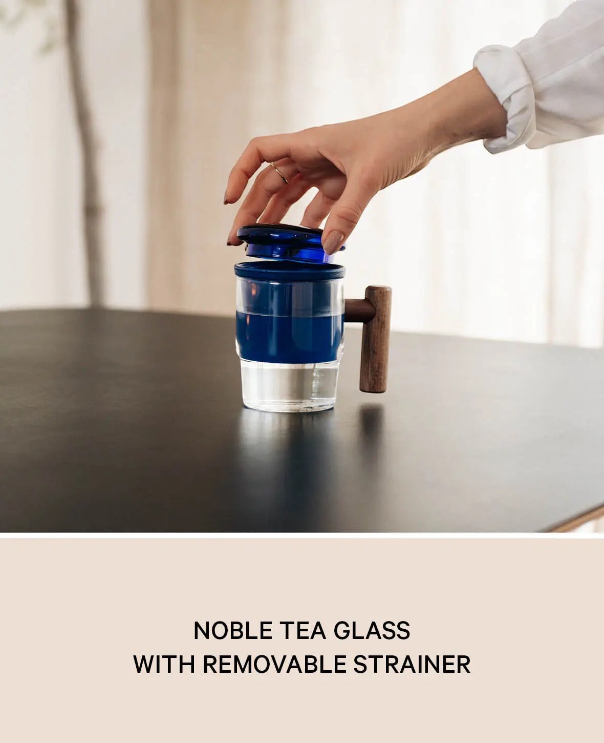 Teeglas / Tasse "Miro" mit blauem Teesieb und edlem Griff aus Walnussholz, 350ml