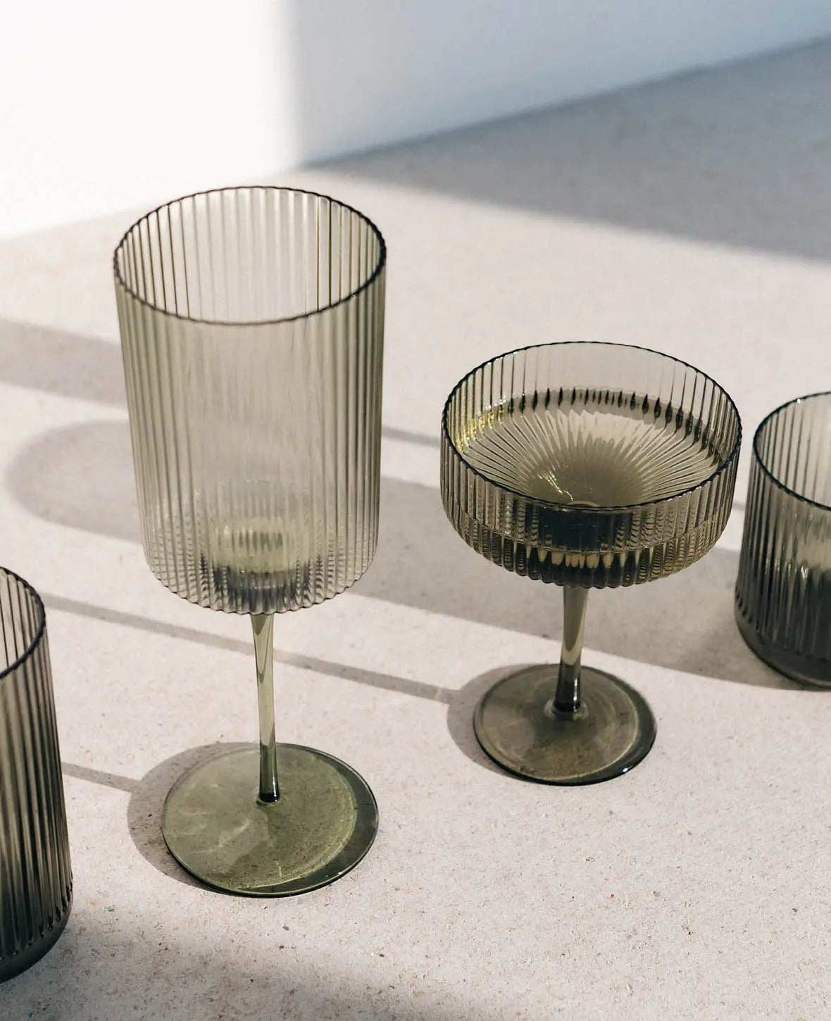 2er Set Champagner / Martini Gläser "Oskar", aus grauem Glas mit Rillenstruktur, Ø 10 cm, 270 ml