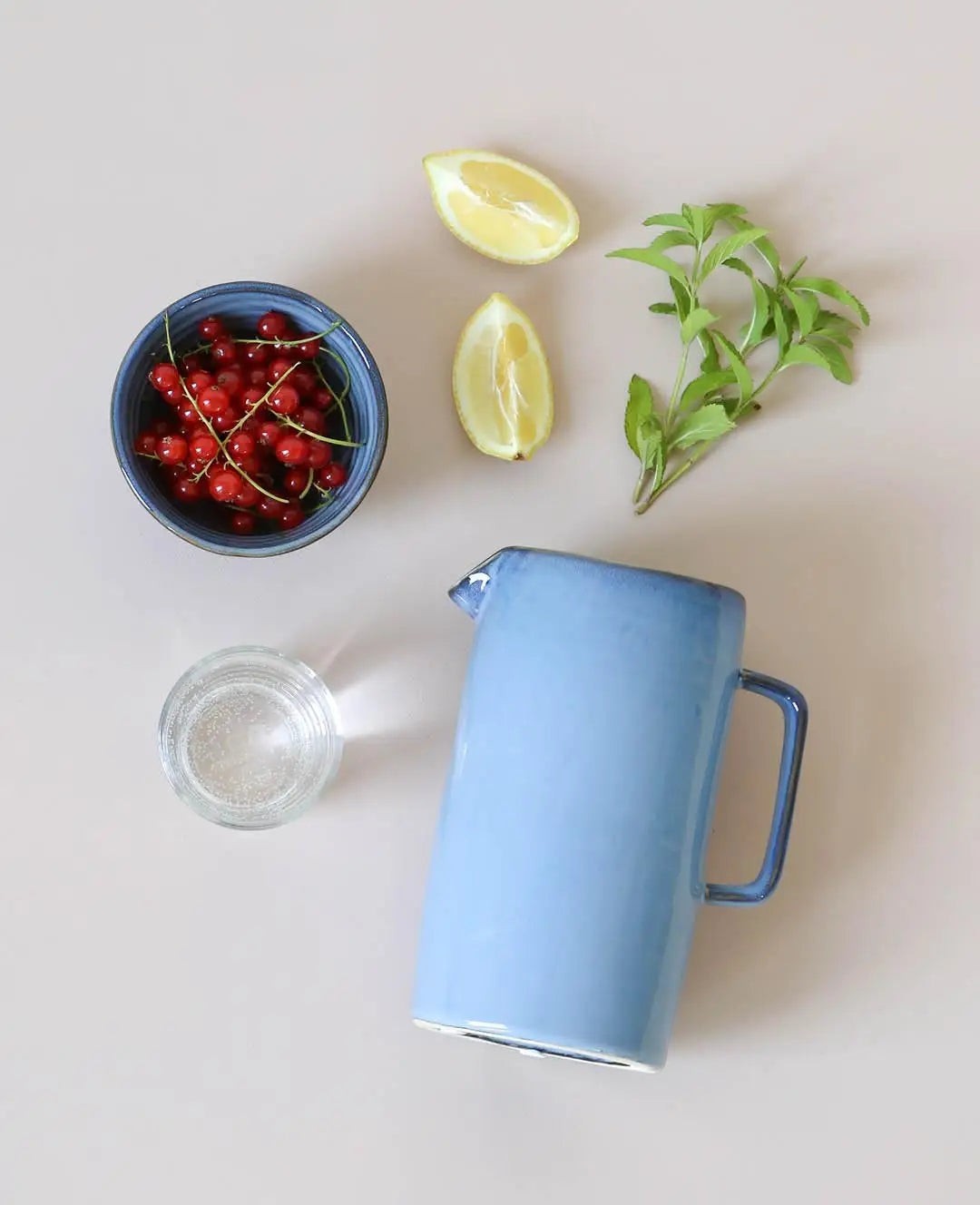 Blauer Krug aus handglasierter Keramik, 1 Liter