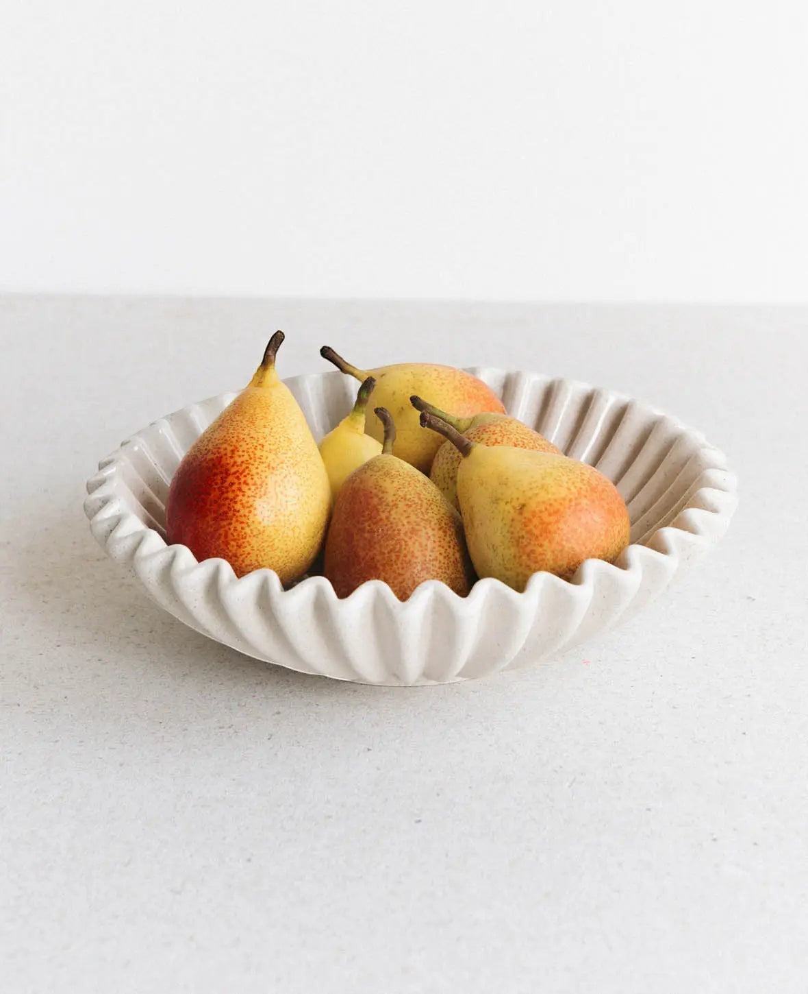 Fruchtschale / Obstschale "Shell", beige mit schwarzen Sprenkeln und glasierter Innenseite, Ø 26.5 cm