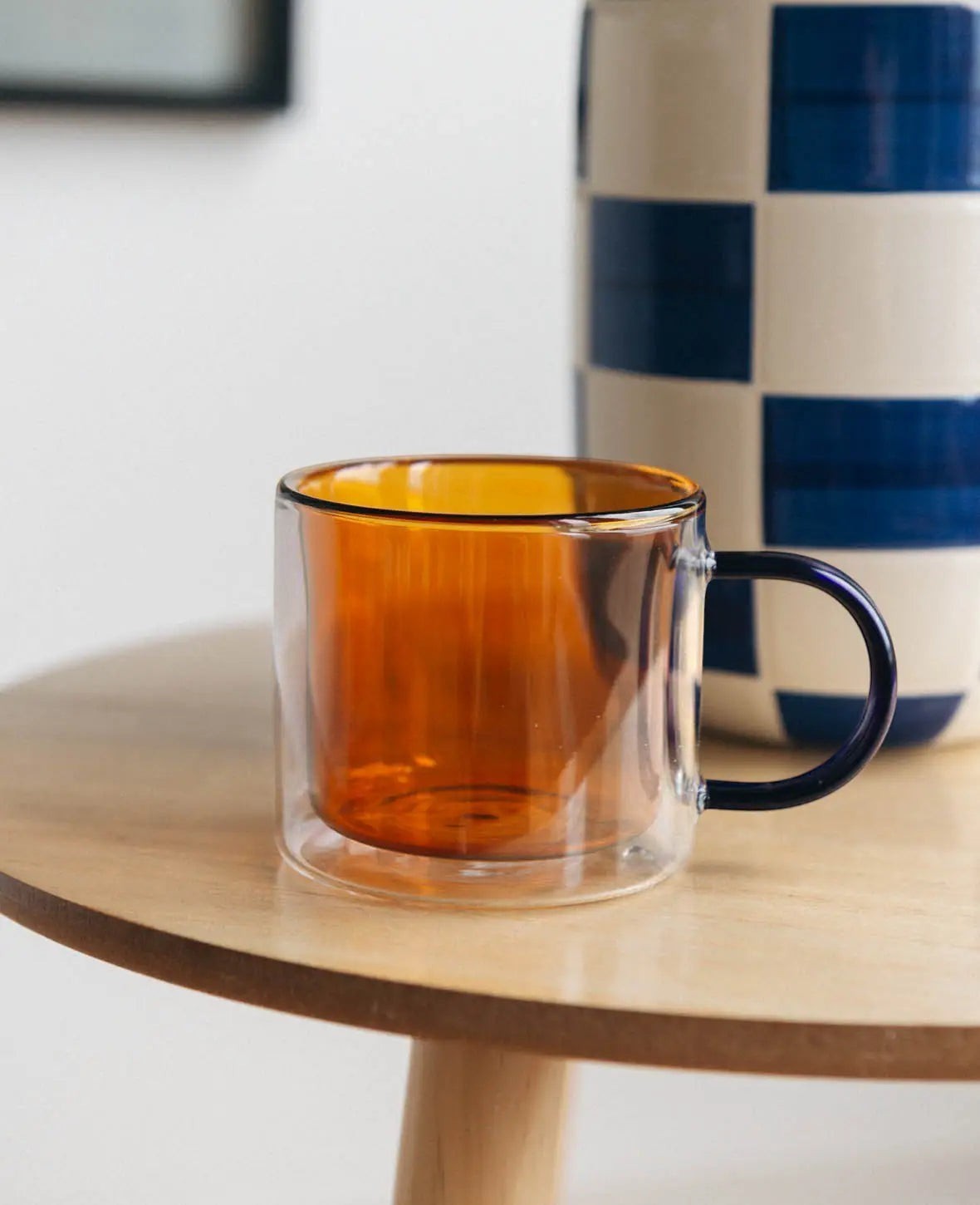 Doppelwandiges Teeglas / Tasse "Lenn", mit blauem Griff, in bernsteinfarben/amber, 250ml