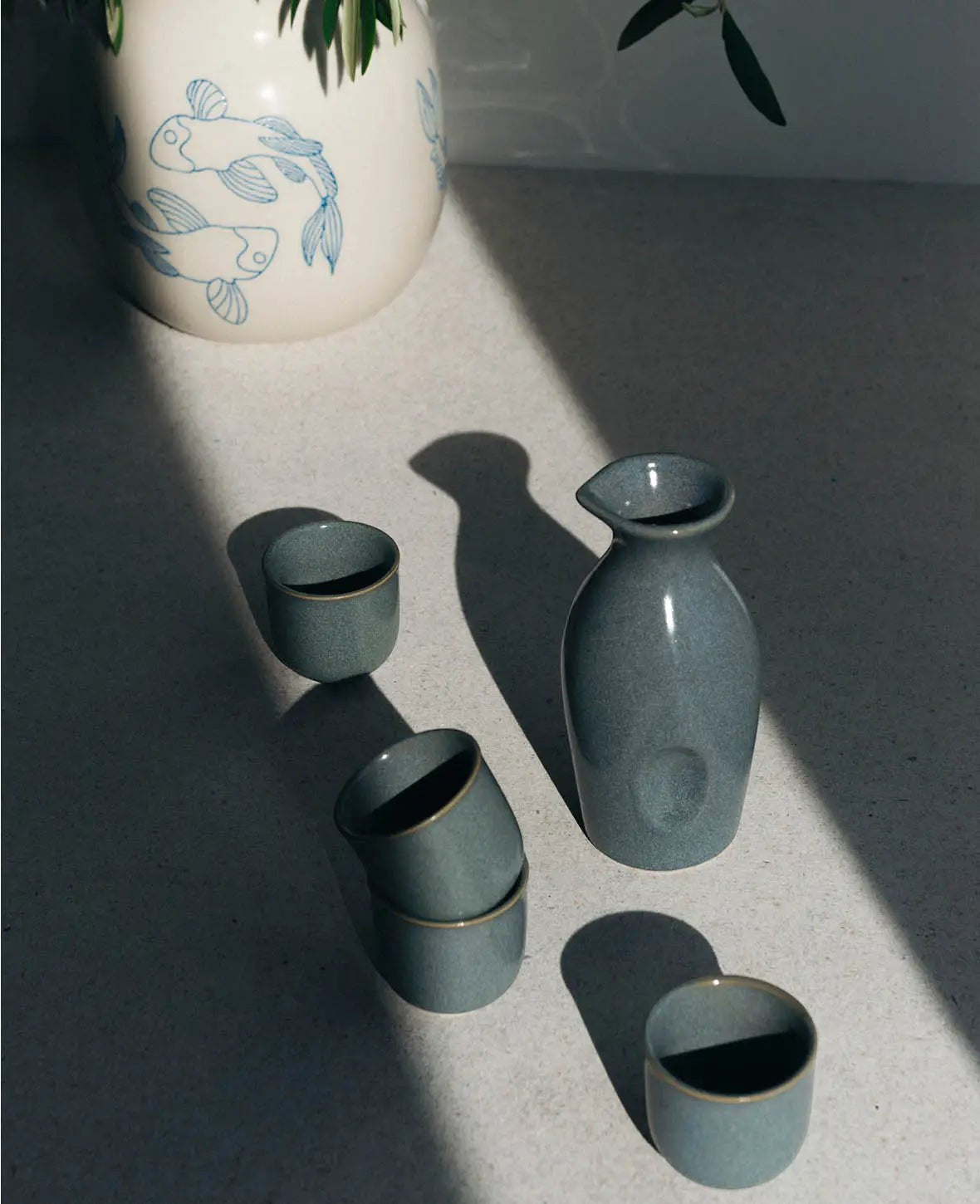 Blau-grau glasiertes Keramik Sake Set "Tsuki" mit Krug und 4 Bechern 3 dl / 50 ml