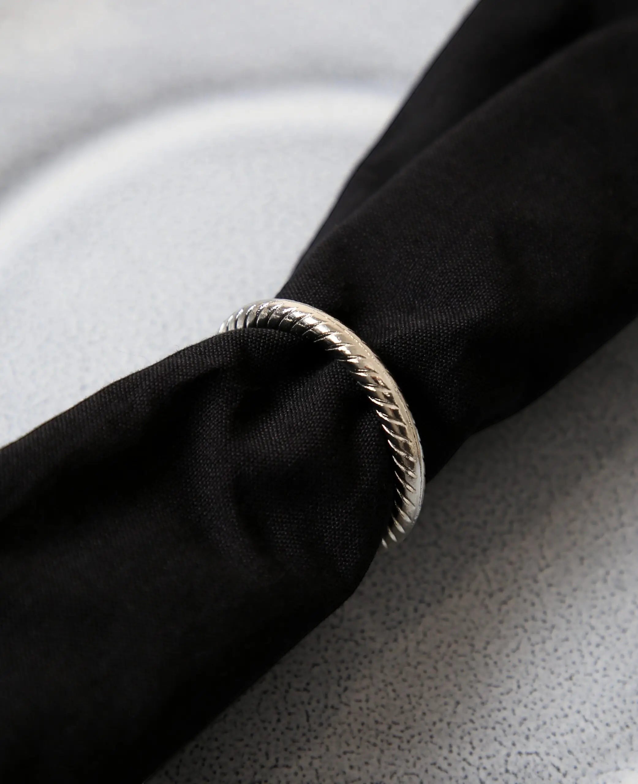 Minimalistischer, schmaler Serviettenring aus Metall mit Rillen für Stoffservietten, Ø 4.5 cm, Silber