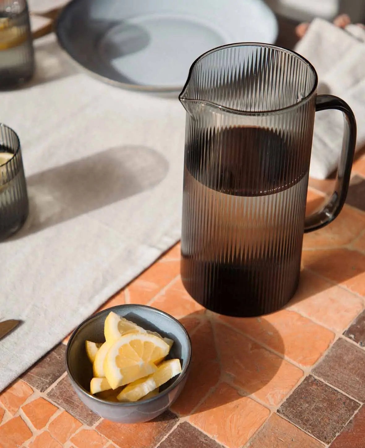 Krug "Oskar" aus grauem Glas mit Rillenstruktur, 1.6 L