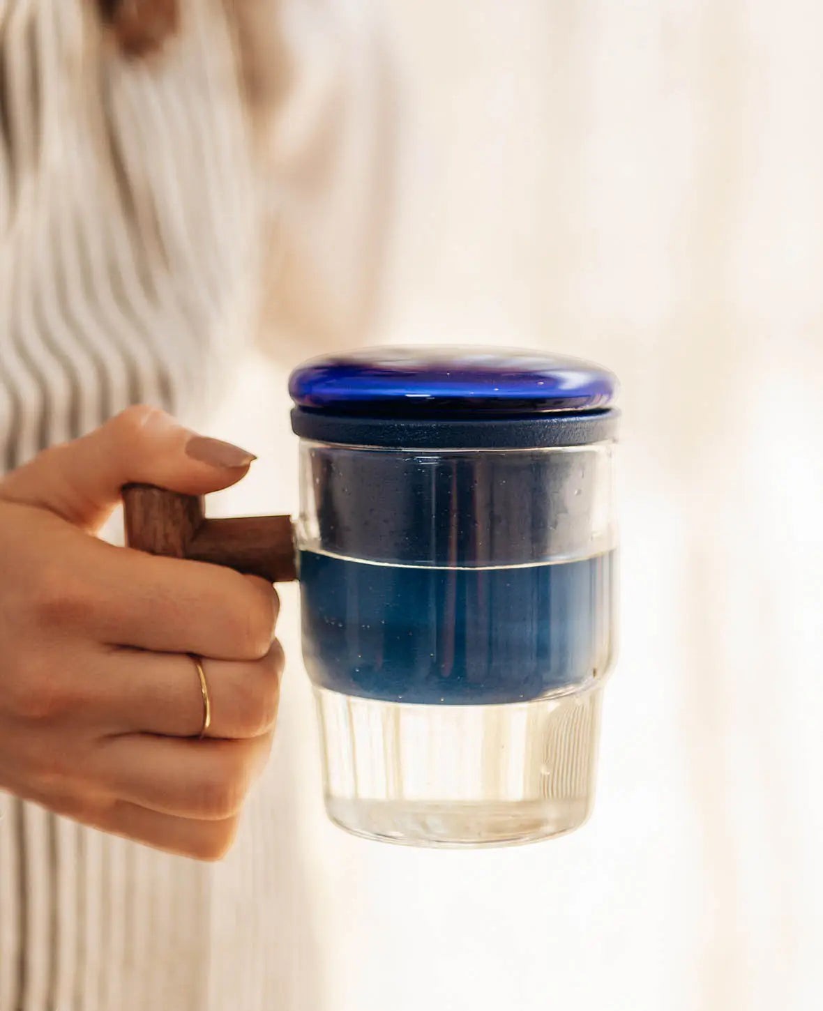 Teeglas / Tasse "Miro" mit blauem Teesieb und edlem Griff aus Walnussholz, 350ml