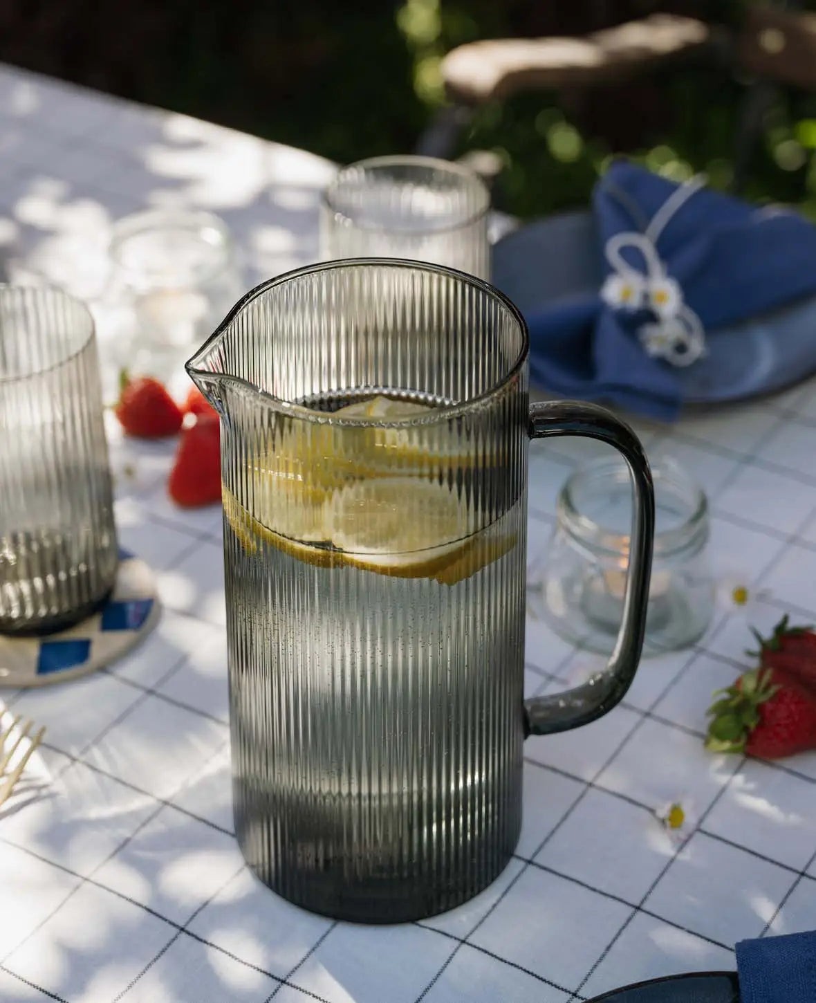 Krug "Oskar" aus grauem Glas mit Rillenstruktur, 1.6 L